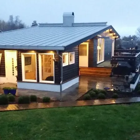 Cosy Garden With Private Deck ドランメン